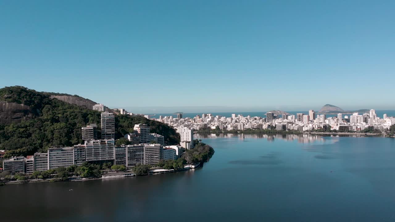 리우데자네이루의 도시 호수 라고아 로드리고 데 프레이타스 주변의 느린 공중 팬은 이파네마 인근에서 시작하는 3개의 산을 드러냅니다.