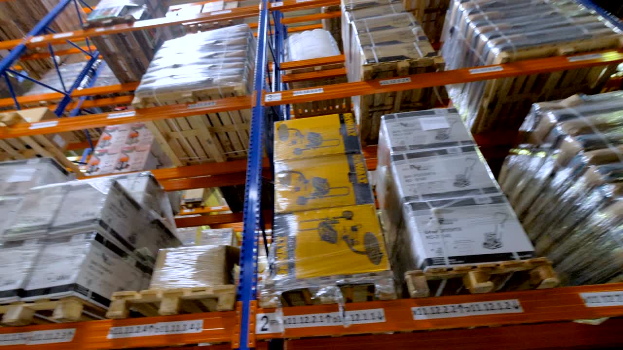 un gran almacén, almacenamiento en el interior. 4k.