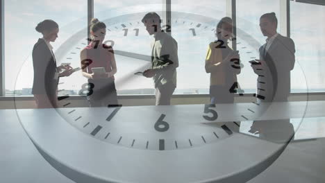 animación del reloj de tic-tac contra los empresarios que utilizan dispositivos electrónicos en la oficina.