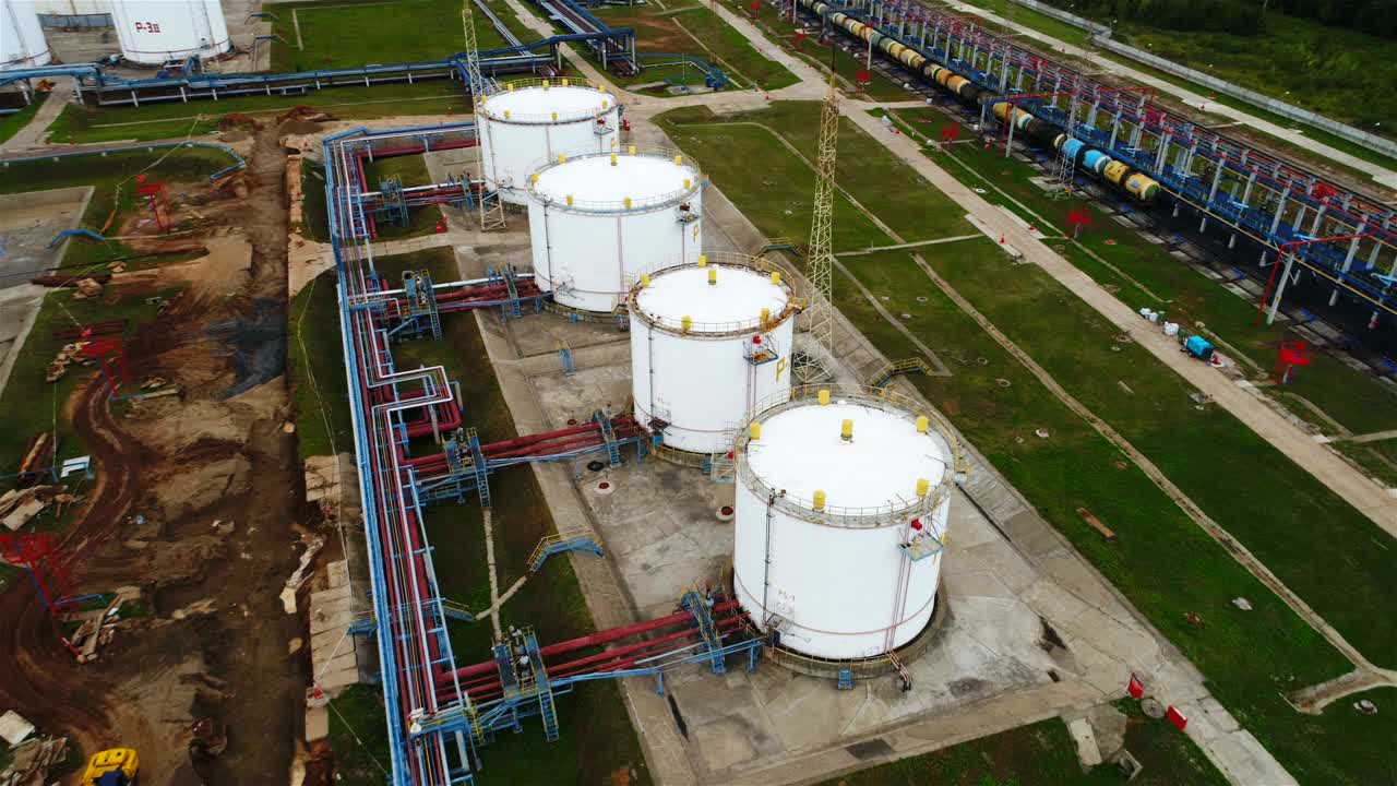 드론은 둥근 저수지 위로 이동하고 숲과 하늘을 보여줍니다.