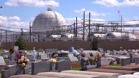 Ein-Friedhof-Oder-Friedhof-In-Louisiana-Existiert-Neben-Einer-Riesigen-Petrochemischen-Fabrik-12