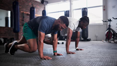hombres haciendo rutina de entrenamiento en el gimnasio