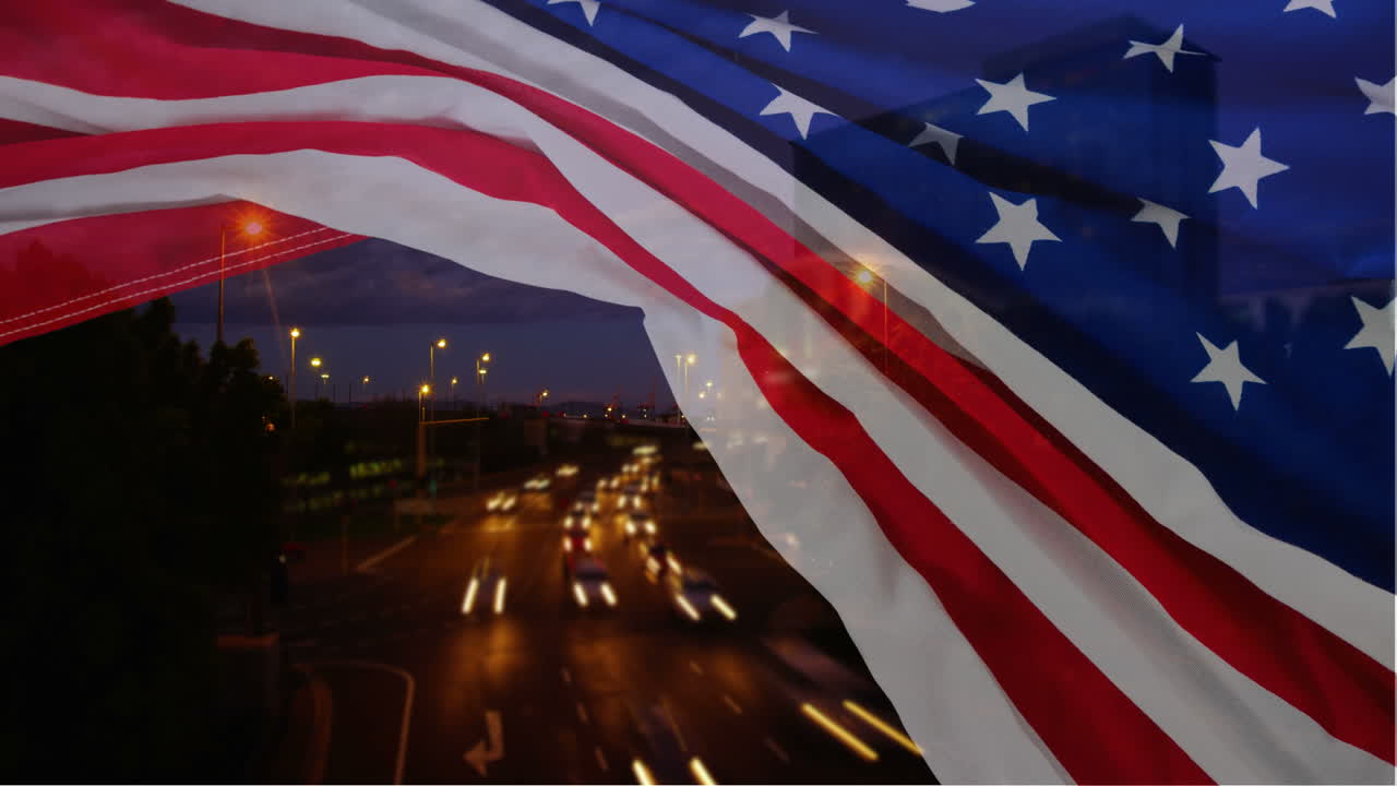 Time-lapse di autostrada con bandiera americana