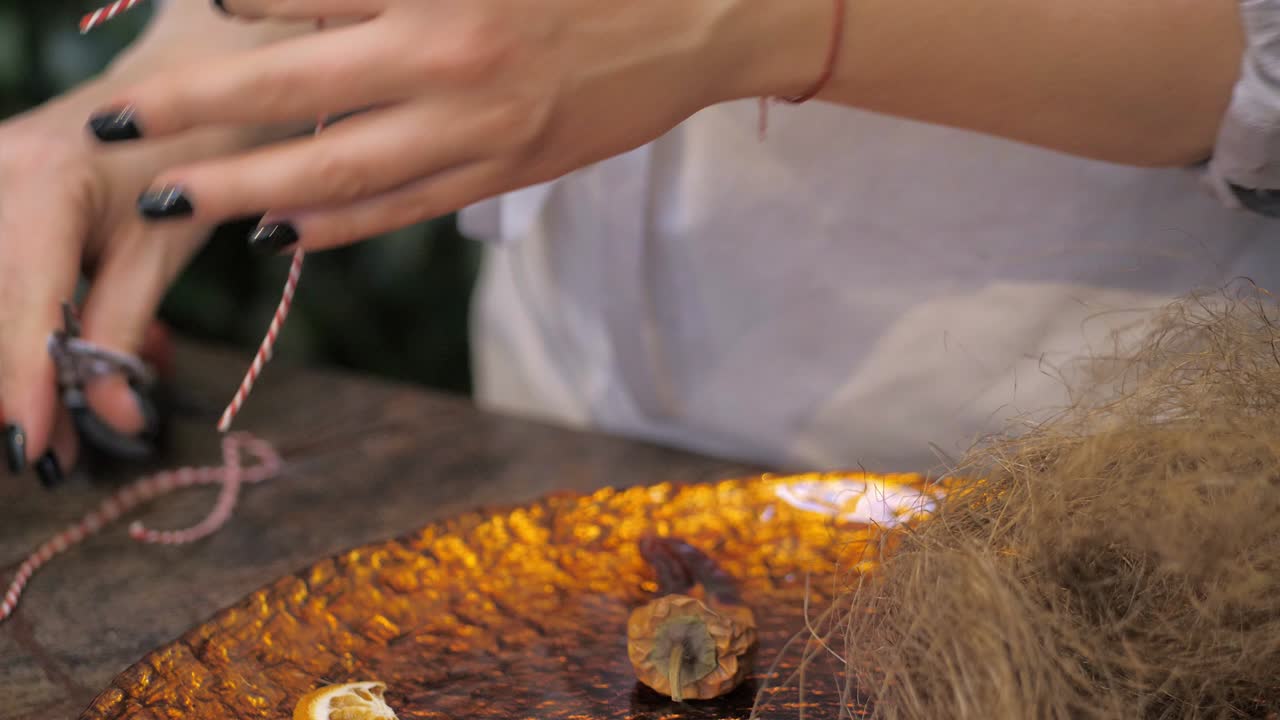 florista en el trabajo. cómo hacer una corona de navidad con arreglos florales. paso a paso, tutorial