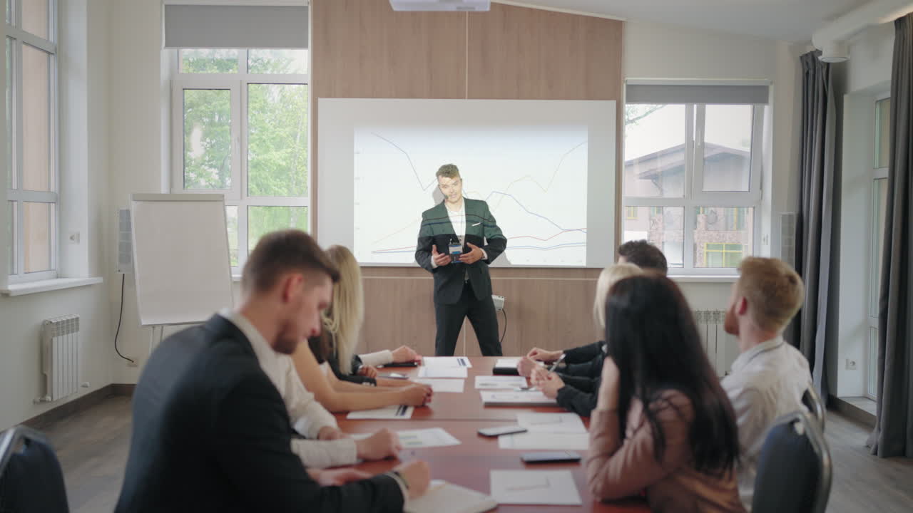 el máximo gerente de una importante empresa de tecnología de la información está presentando la estrategia de desarrollo que muestra el gráfico