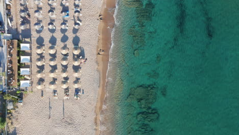 Luftaufnahmen-Von-Oben-Nach-Unten-Von-Einem-Sandstrand