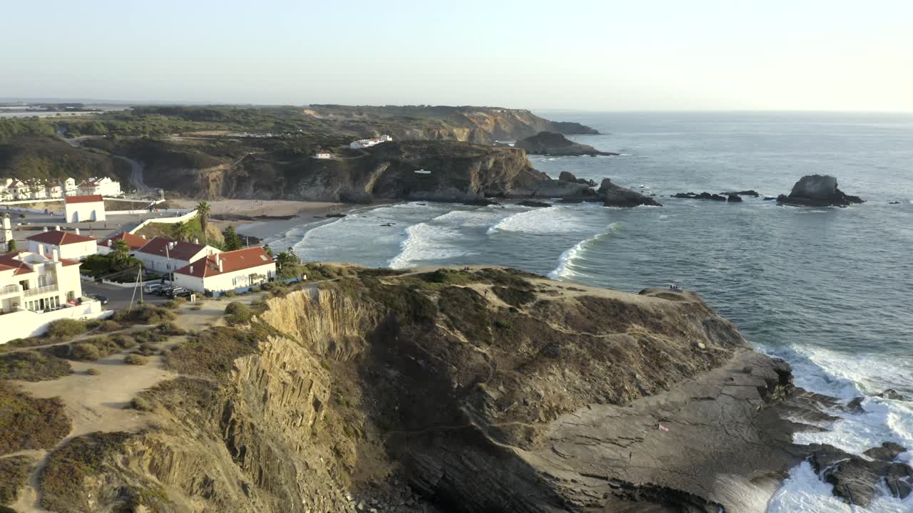 Ruhige Aufnahme mit Blick auf den Stadtrand und die Klippen von Zambujeira do Mar, Portugal.