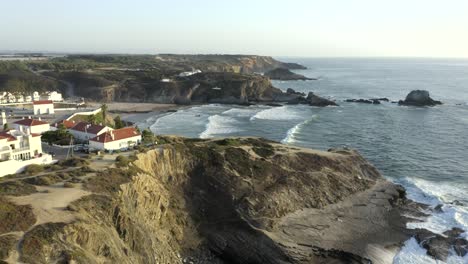 Tiro-Tranquilo-Con-Vistas-Al-Borde-De-La-Ciudad-Y-Los-Acantilados-En-Zambujeira-Do-Mar,-Portugal