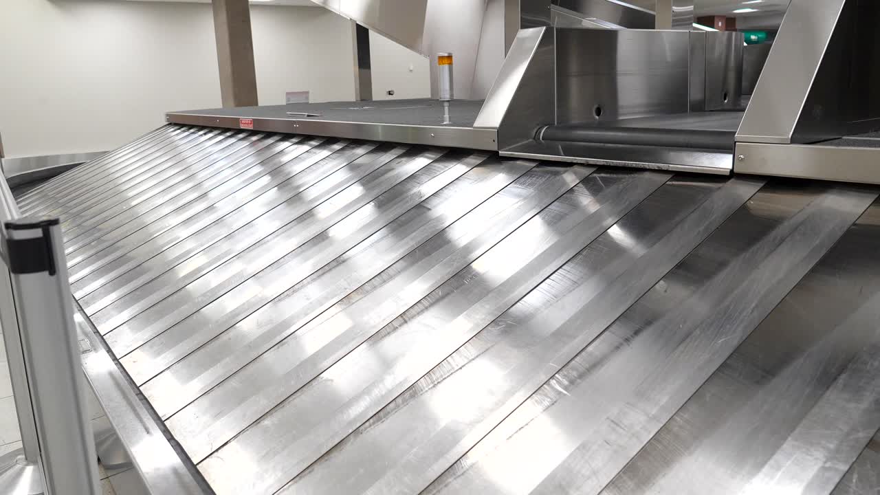 Bagagem em uma esteira de bagagens em um aeroporto