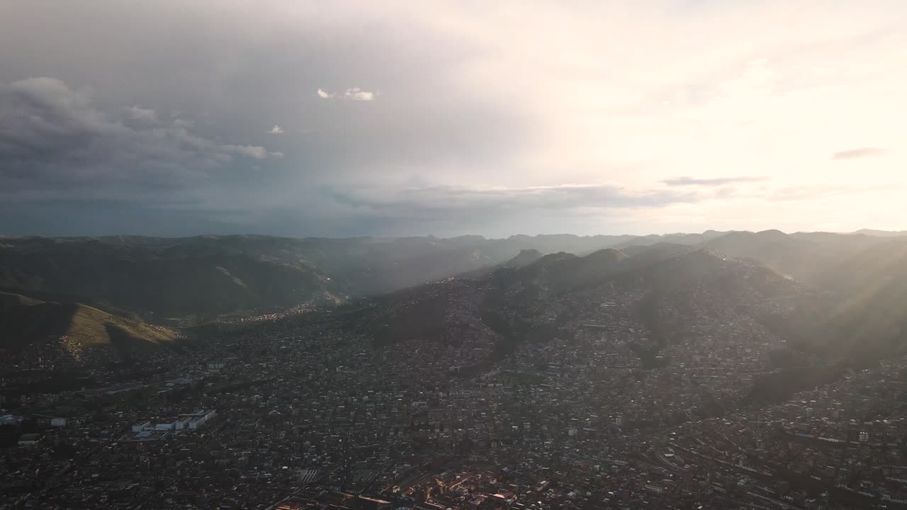 imágenes de drones durante la puesta de sol de toda la ciudad de cuzco