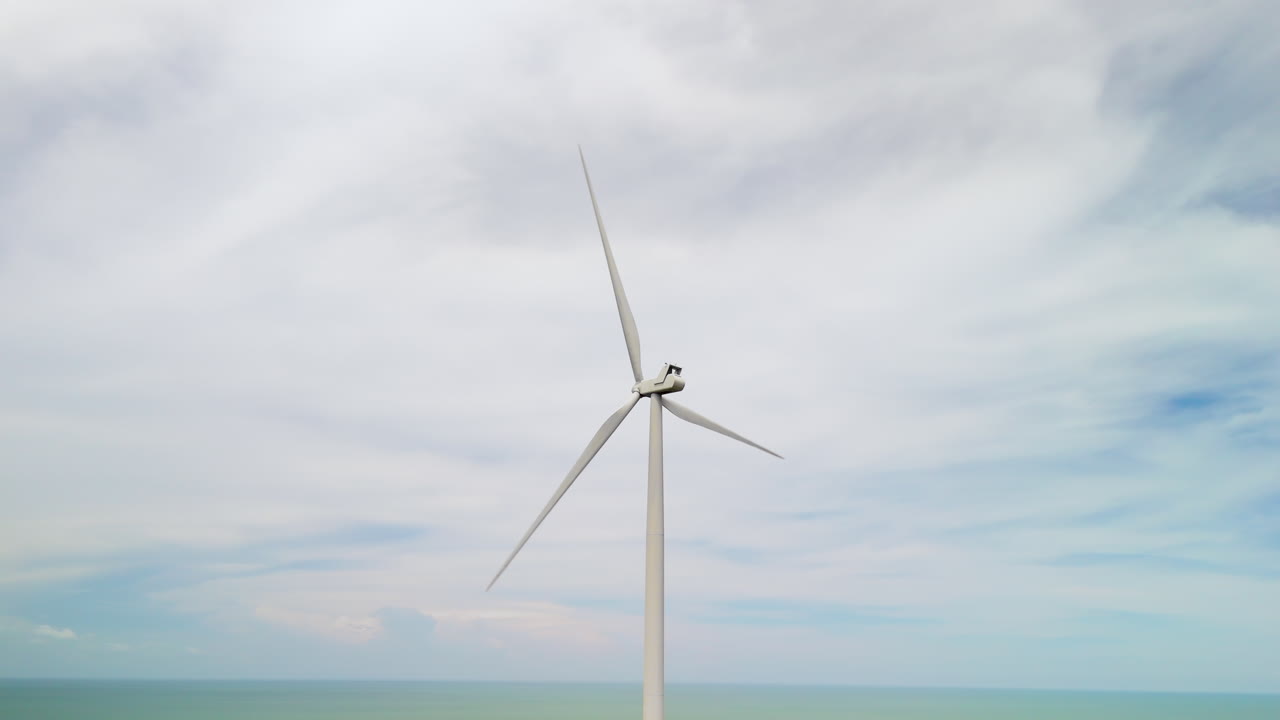 바람 터빈은 구름이 많은 푸른 하늘과 함께 바가에서 풍력 발전소 재생 가능한 에너지