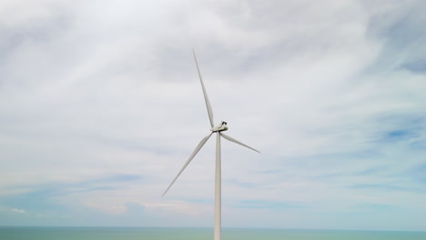 Windkraftanlage-Am-Meer-Mit-Bewölktem-Blauem-Himmel-Windpark-Erneuerbare-Energie