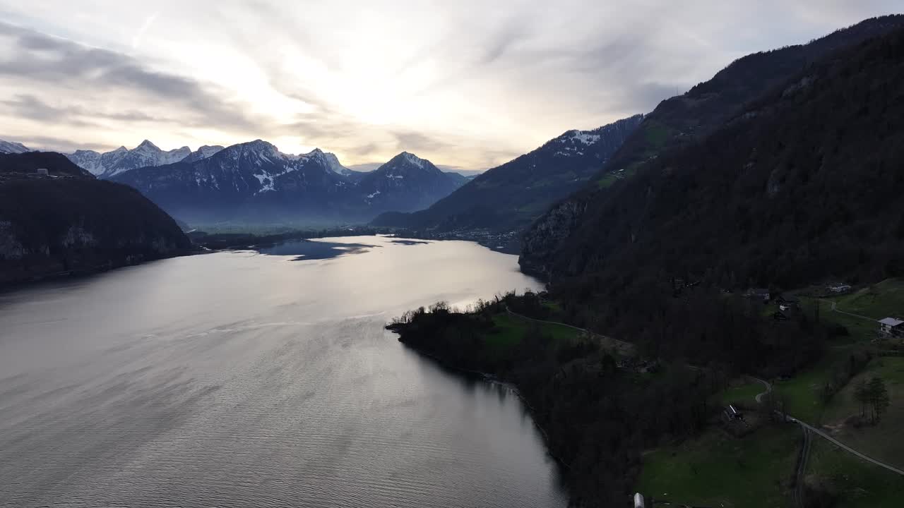 puesta de sol en las montañas sobre el lago walensee