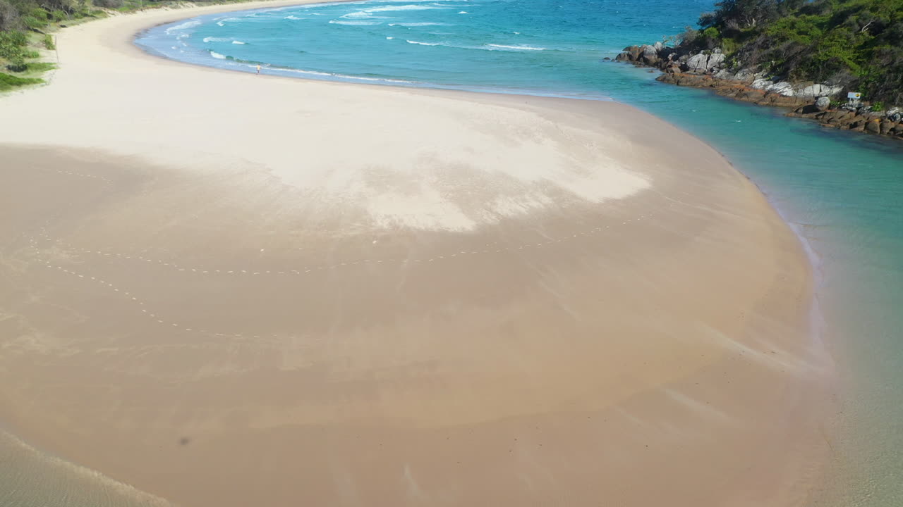 모자 헤드 뉴 사우스 웨일즈, 호주에서 모래톱을 가로 질러 모래를 부는 바람의 드론 샷 아래로 기울이기