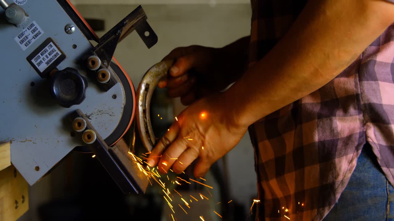 metalúrgica que utiliza una máquina de afilar 4k