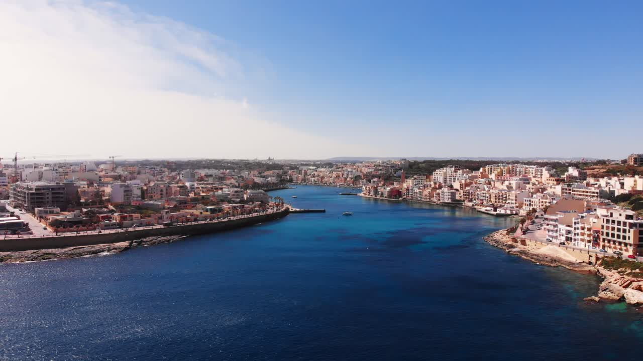 화창한 봄날 몰타, 마르사스칼라 및 존코르 지역의 공중 드론 비디오