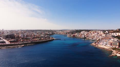 video aéreo de drones de la zona de malta, marsaskala y zonqor en un soleado día de primavera