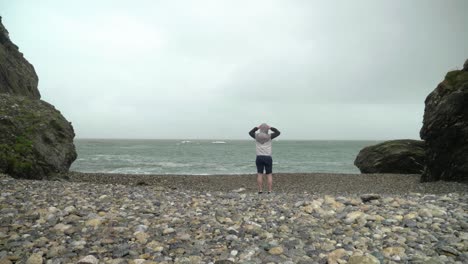 Mann-Allein-Am-Strand-Mit-Wunderschöner-Umgebung-In-Irland