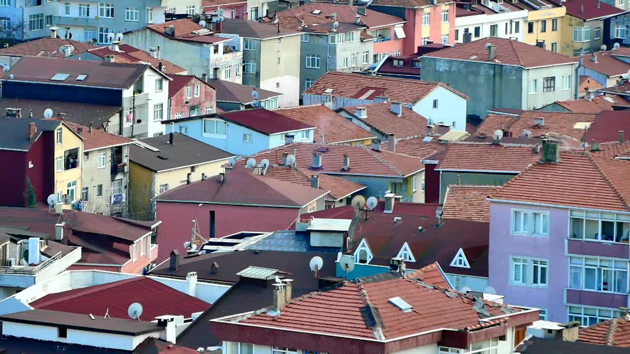 은 지붕 을 가진 밀집 한 집 들 의 공중 사진