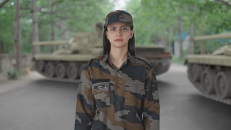 una mujer india, oficial del ejército, mirando a la cámara.