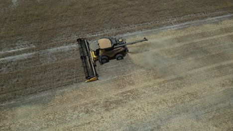 tractor de cosecha de grano. órbita aérea de arriba hacia abajo