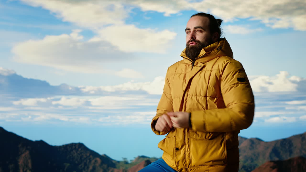 der entschlossene reisende genießt die einsamkeit eines berggipfels
