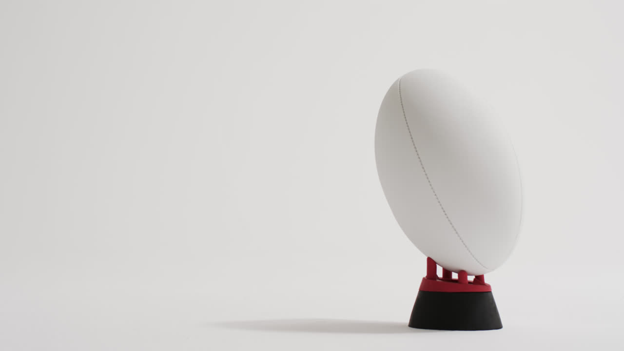 белый мяч для регби на белом фоне с копировальным пространством, замедленное движение