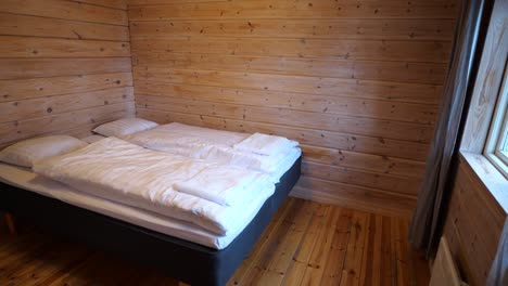 Cama-En-Una-Pequeña-Habitación-De-Madera-En-El-Norte-De-Suecia,-Alojamiento-Escandinavo