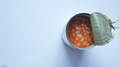 테이블에 보관된 토마토 콩,