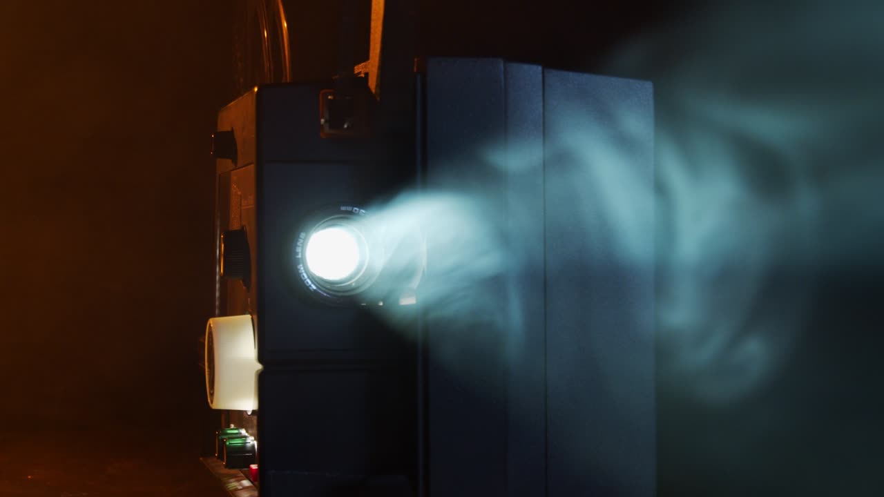 el proyector de películas super-8 muestra viejas películas caseras en una habitación llena de humo