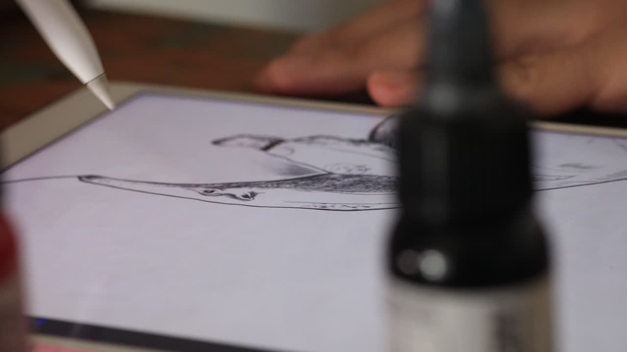 dedos del artista en el ipad dibujo detalle de imagen en movimiento deslizante