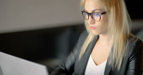 Joven-Enojada-Trabajando-Hasta-Tarde-En-La-Oficina