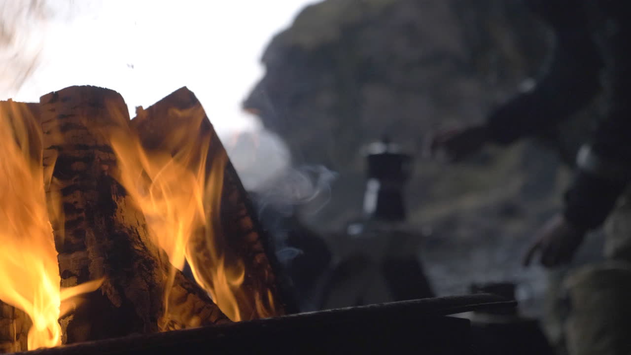 동굴의 배경에서 증기 차와 함께 화재의 상세한