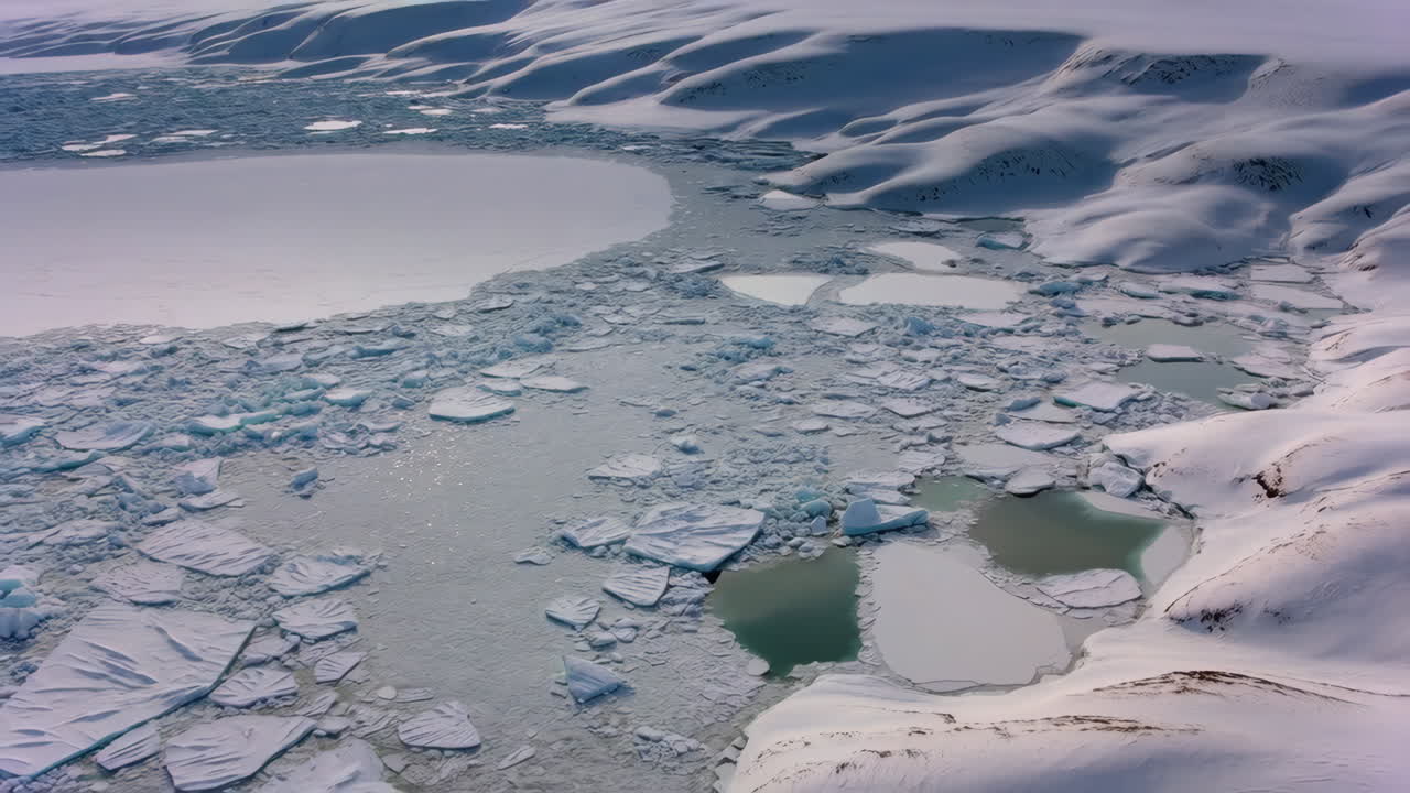 Vista aerea di un paesaggio artico ghiacciato con banchi di ghiaccio e montagne innevate