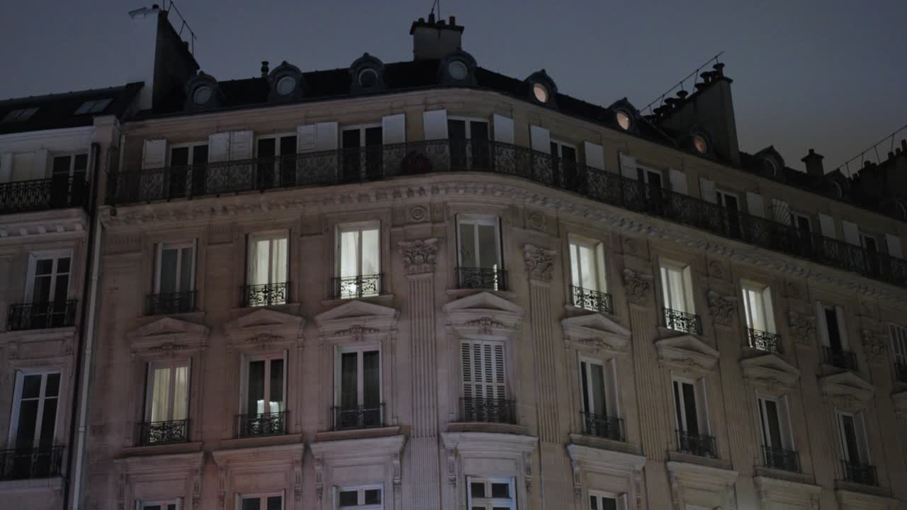 Vecchio condominio di notte, le luci si spengono, Parigi Francia, Europa.