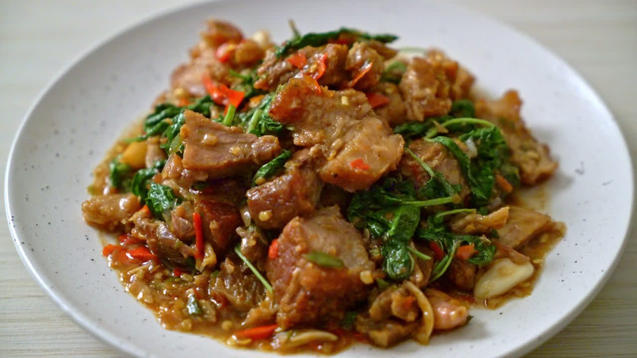 바삭한 삼겹살과 바질 볶음 - 아시아 현지 길거리 음식 스타일