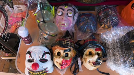 numerosos disfraces de halloween y máscaras de villanos se ven a la venta al público en un puesto días antes de halloween en hong kong.