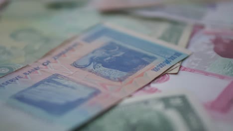 colección de monedas mundiales esparcidas en el fondo