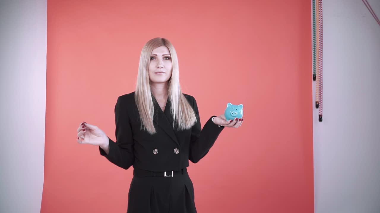 женщина, экономящая деньги