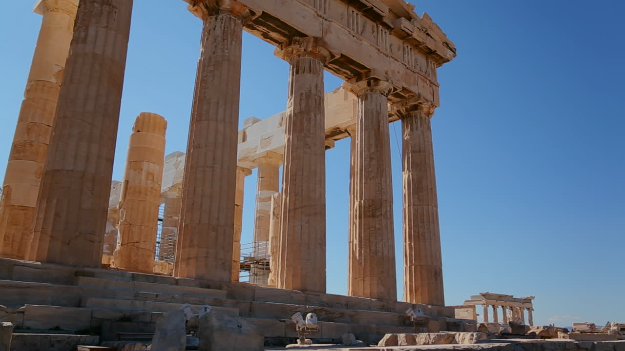 toma en ángulo bajo de las columnas de la acrópolis y el partenón en la cima de una colina en atenas grecia 1