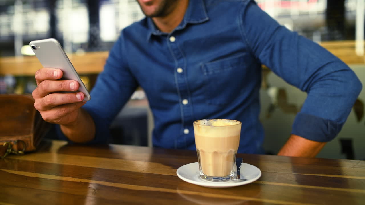 저는 무료 와이파이와 카페인을 가지고 있습니다.