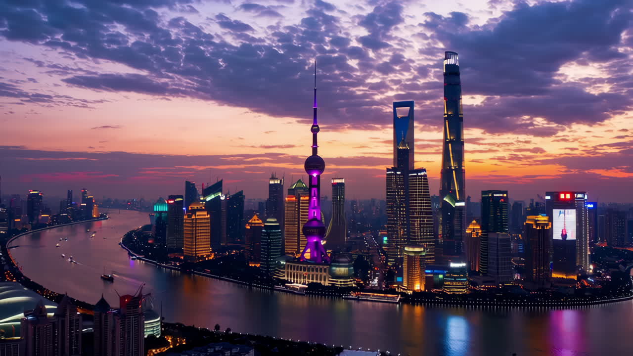 Paisaje urbano de Shanghái al anochecer: Rascacielos icónicos a lo largo del río Huangpu
