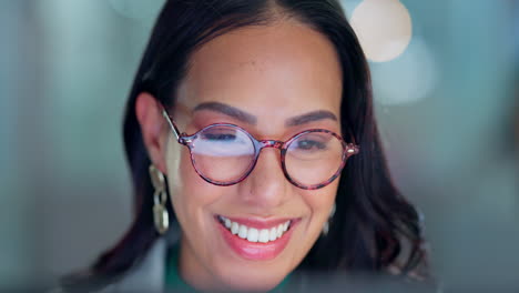 escritorio, gafas y mujer de negocios en la oficina