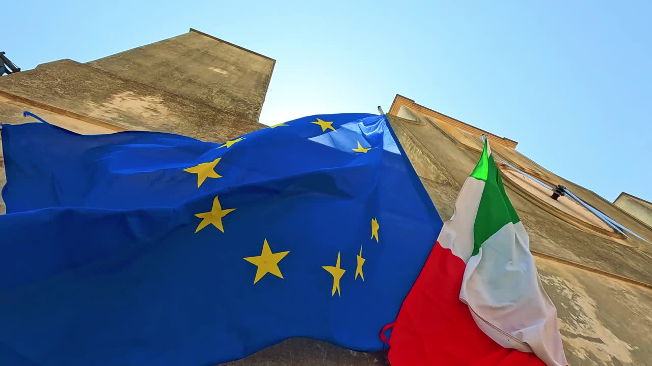 Bandiere che sventolano insieme nella brezza di Napoli