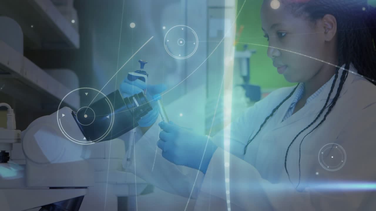 Tecnico di laboratorio che prende una pipetta, maneggia una provetta e allinea un campione al microscopio, con un HUD che si sovrappone alla scena.