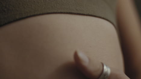 stomaco femminile che respira dalla parte anteriore 4k