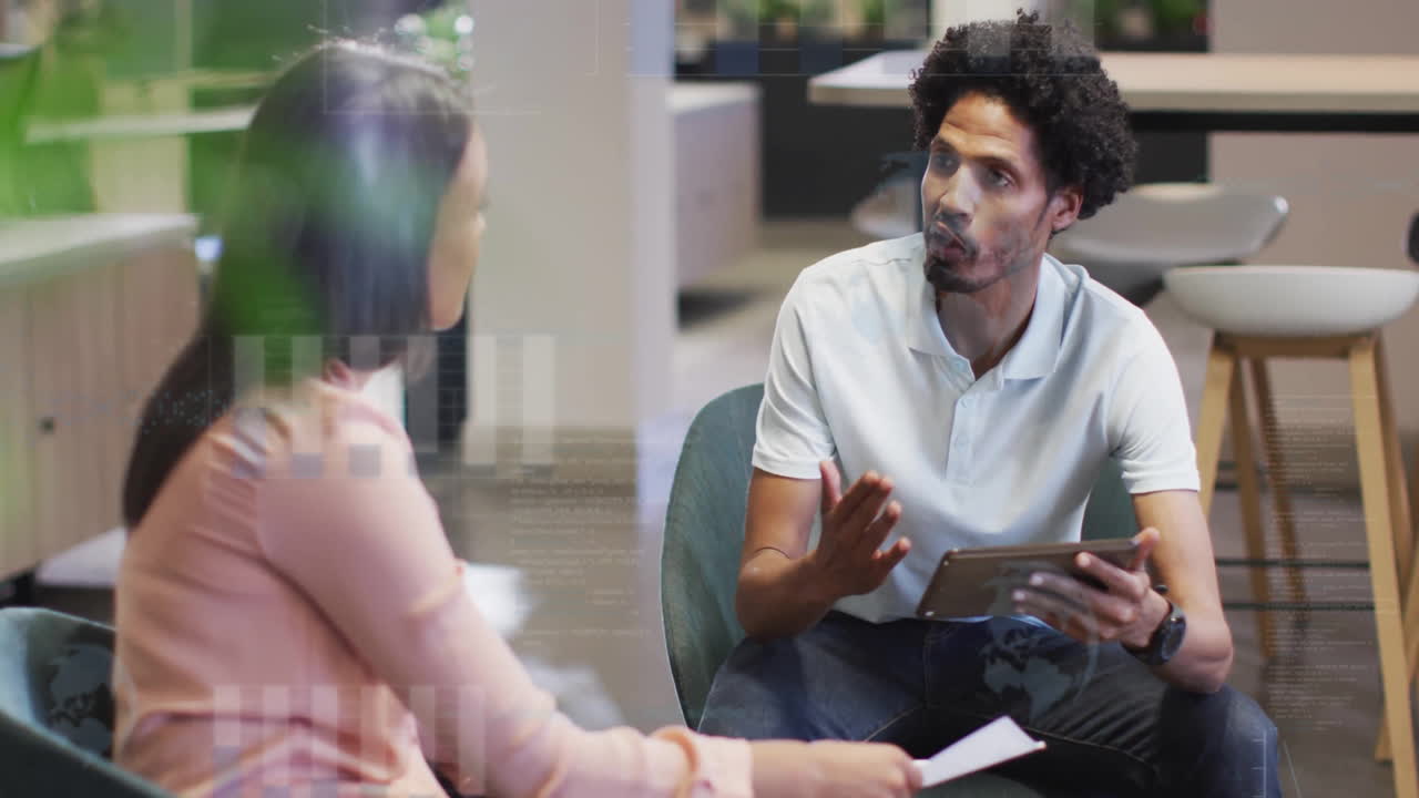 animación del procesamiento de datos financieros sobre diversos colegas que discuten el trabajo en la oficina