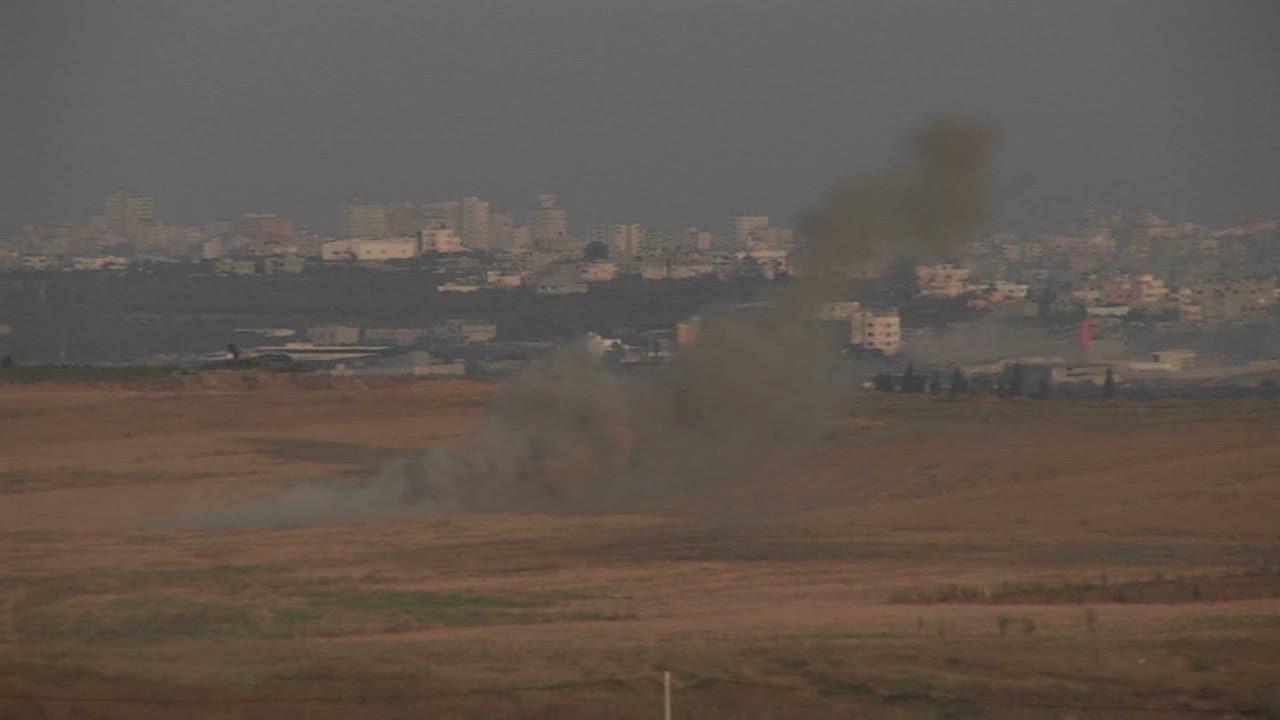 Il fumo si alza in lontananza tra Israele e la Striscia di Gaza