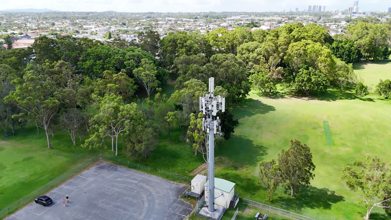 드론은 셀 타워와 주변 초록색을 포착합니다.