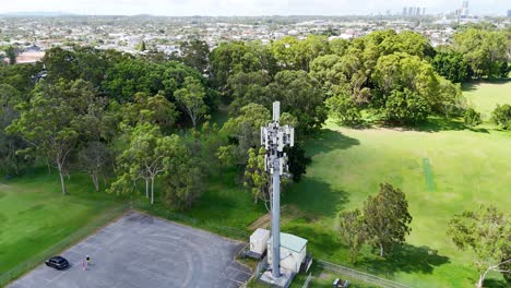 el avión no tripulado captura la torre de telefonía celular y la vegetación circundante